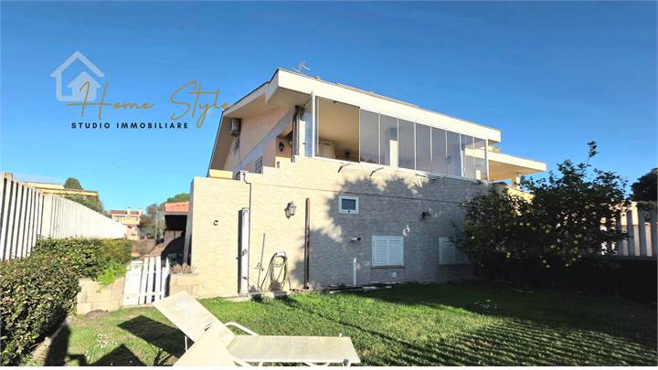 Esclusiva villa Bifamiliare con giardino