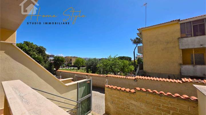 Appartamento su due livelli con giardino